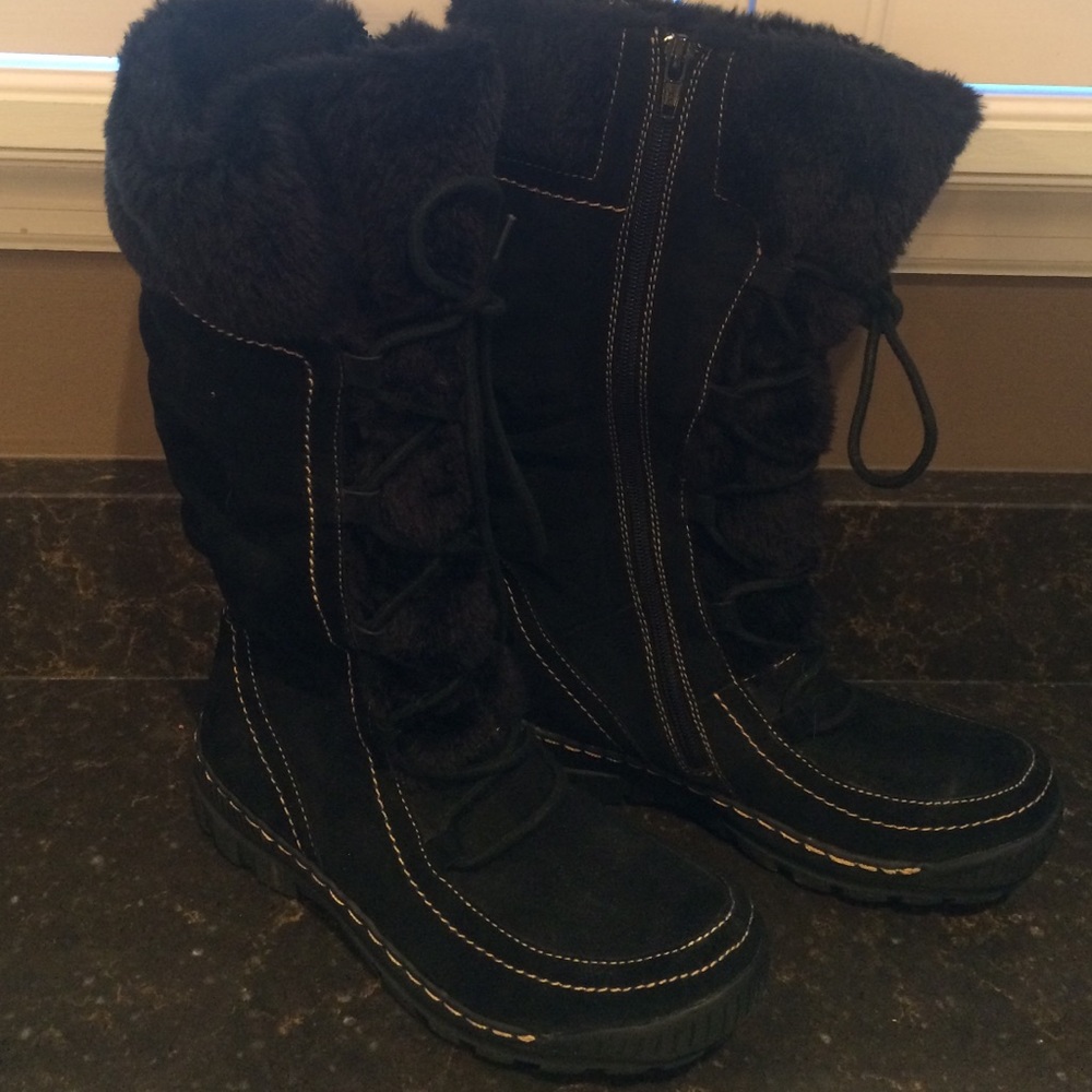 NATURALIZER SNOW BOOTS -Fuzzy and warm lace up - size 6. BRAND NEW